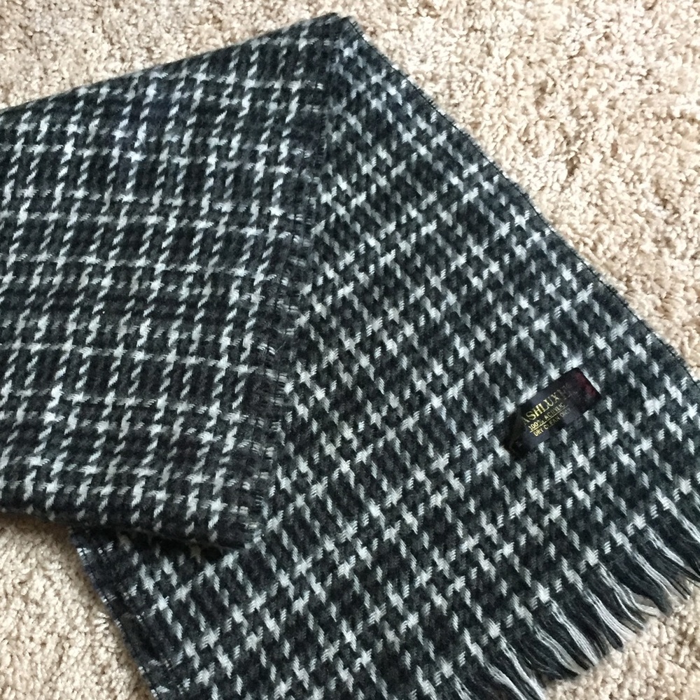 EUC Cashluxe plaid woven black & white scarf